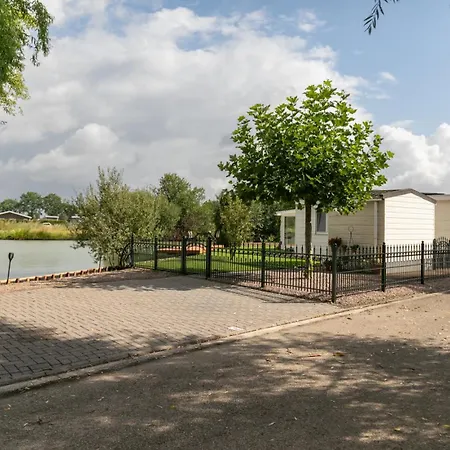 Klein Thuis Aan Het Water Alpstuga Molenschot
